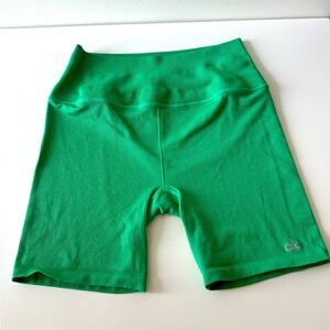 Alo Yoga Seamless Rib 5” Bike Short in “Lettuce” Green